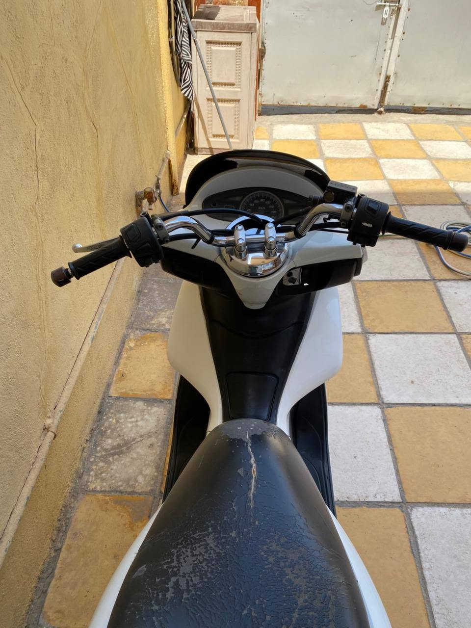 السلام عليكم 
دراجه pcx 
جيل الثاني 
موديل 2016 
ياباني اصلي محرك 150 
كفرات اصليهة
ستاند كهرباء
الدراجة استعمالها قليل نظيفة محرك ما مفتوح تخم تايرات جديد اوراق الدراجة كلها جاهزة وموجودة 
( للعلم الدراجة اخليلها احسن دهن وبانزين بس محسن ) مكان بابل الحله
السعر (مليون و 750) وبيه مجال 
للاستفسار***********.
