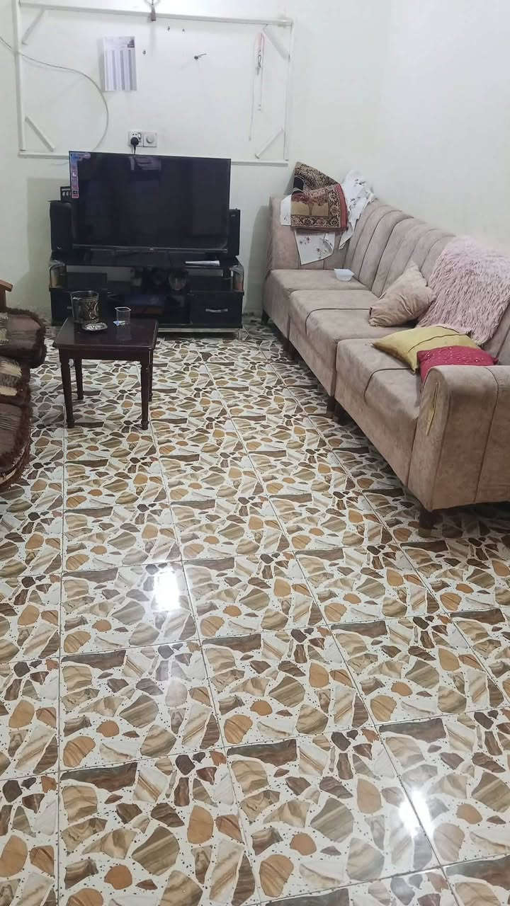 السلام عليكم اليوم عندي عرض خاص لذوي الدخل المحدود والامكانيه القليله واحسن ماگاعد ايجار هذا بيت بسعر مناسب المساحه الكليه ٩١م الواجهه ٦ونص والنزال ١٤م متكون من غرفة نوم وصاله ومطبخ واسقبال والصحيات سند ٢٥ وصاحب العقار الاصلي بنفس المنطقه علما السقف سندويچ بنل  السعر ٢٥مليون وبيه مجال قليل الموقع بغداد جسر ديالى الجديد الكرغوليه سدة جبور قبل معمل ابو غزوان القديم تفاصيل اكثر الاتصال على الرقم ***********بيه واتس
