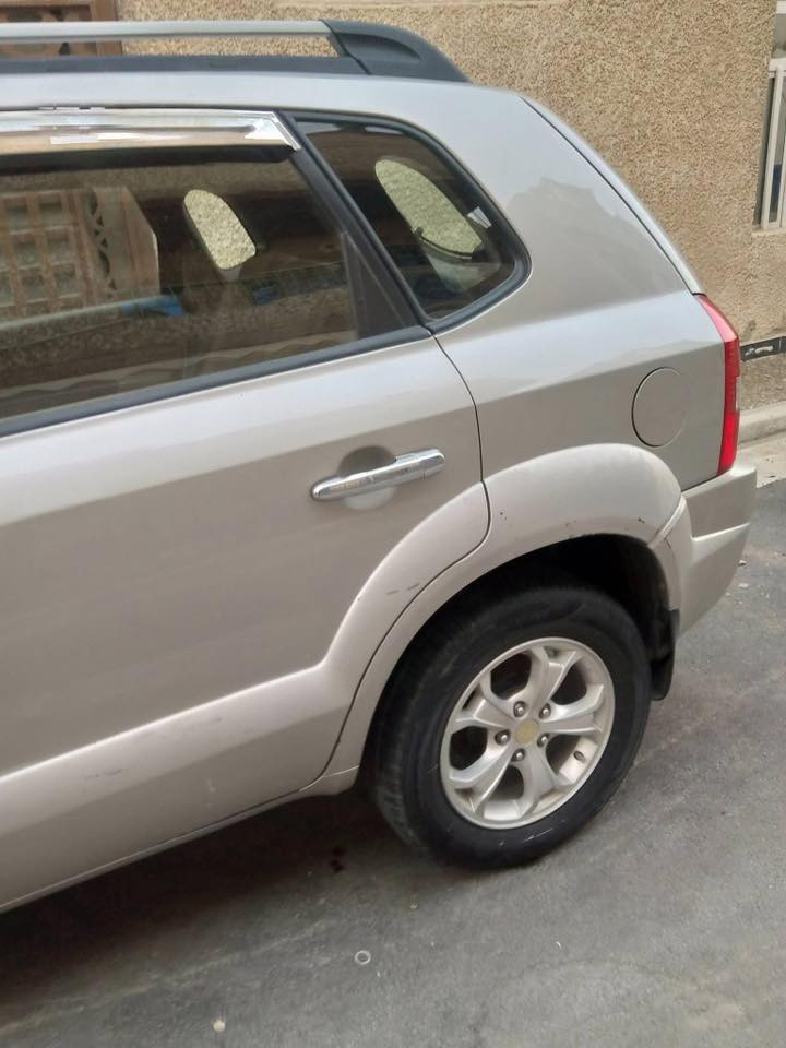 سياره توسان موديل 2009 كامله المواصفات بيها اللون جارد ومصبوغ البنيد والچاملغ  الخلفي السعر 115 /***********
