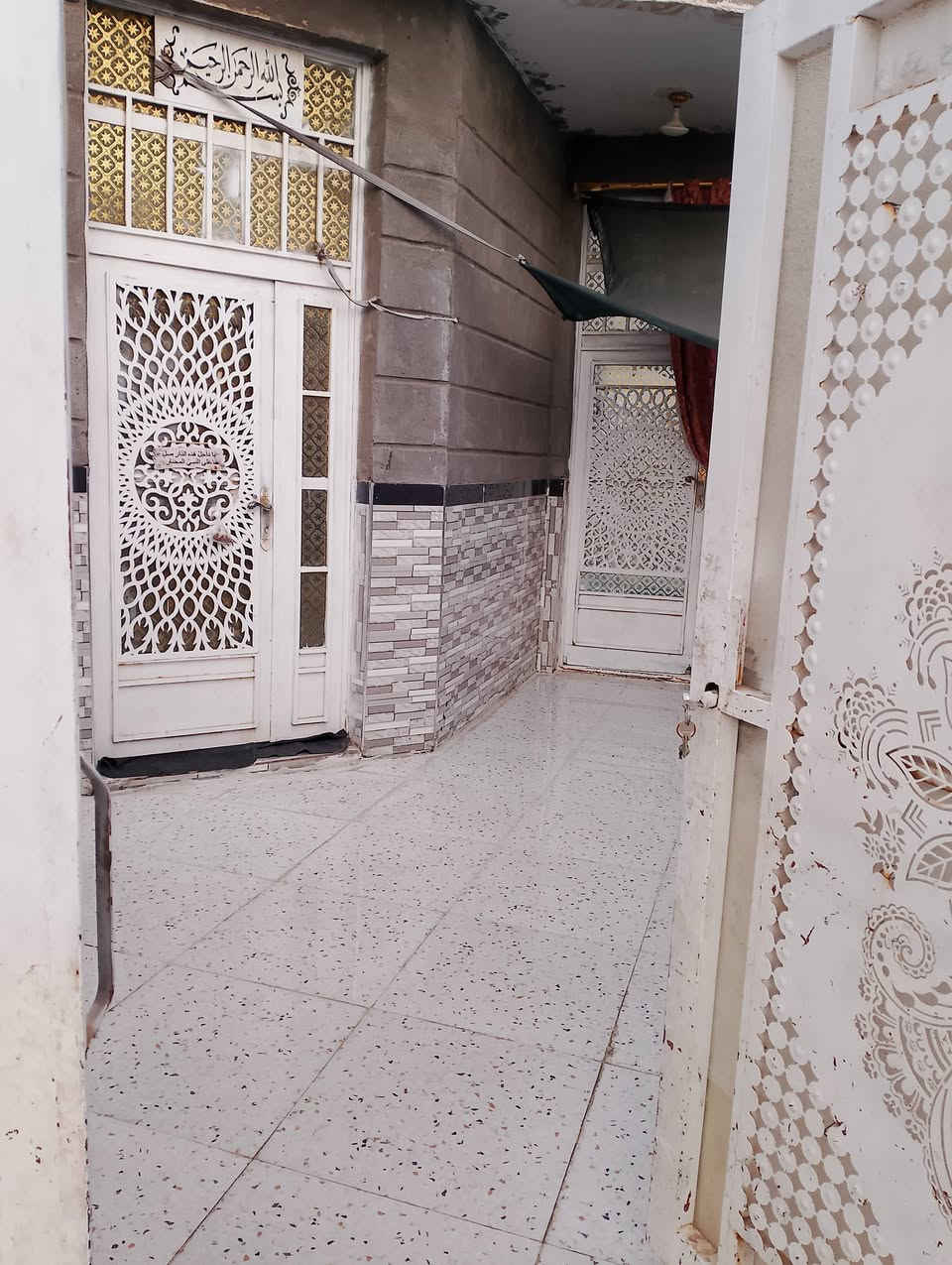 السلام عليكم #دار للبيع
المساحة 250 
متكون من غرفتين و صاله و أستقبال ومطبخ وصحيات خارجيات 
بناء حديث 
الشطره طريق ال عواد قرب مجمع السيراميك 
***********
