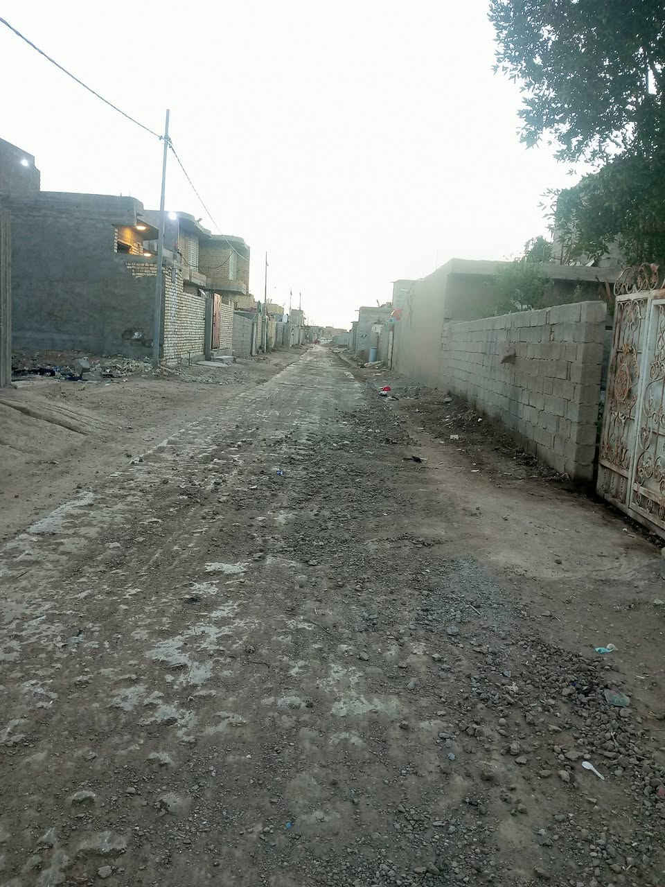 سلام عليكم 
بيت للبيع مساحه 500 م في مثلث الكلابين خلف احمد القاضي عل شارعين 4خرف نوم مطبخ استقبال صالتين 
للستفسار ***********
