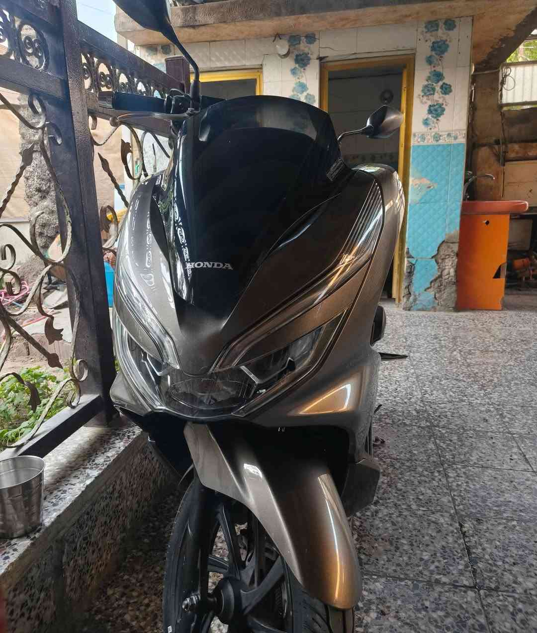 دراجه للبيع pcx ياباني ياباني اصليه
دراجه نضيفه مكينه 150 kF ياباني أصلي بصمه
ماشيه 28 ألف بيها ملاحظات بسيطه
السعر  ١٨ ورقه بيها مجال بسيط 
مكاني بغداد مدينة الصدر
‭***********
