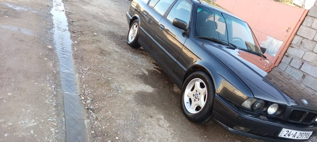 بي ام ٥٢٥ مسكر عدل اوتو اصل ٥٣٥ موديل ١٩٩٢ بجم عريض مصبوغة عام للجمالية بدون اي حادث تبريد شغال صدر امامي خلفي جديد مكينة كير مكفول دواخل نظيفة كهربائيات كلة شغالة سلايت شغال بيه كوبون بنزين هزة وفحص جديدة وسنوية عظم لحد ٢٠٣١ دهوك بسمي والسعر ٥٨ وبيه مجال بسيط. للاستفسار ***********
