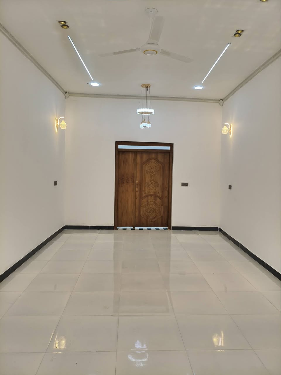 سلام عليكم دار سكن للبيع
البصره ابو خصيب حي العسكري قرب محكمه 
مساحته البيت 300متر يحتوي البيت عله 3غرف نوم وصالتين وصحيات خارجيه وداخليه وديون مساحته 10متر كراج يتسع إلى سيارتين بي حديقه سعر البيت 130مليون وبيومجال استفسار ***********
