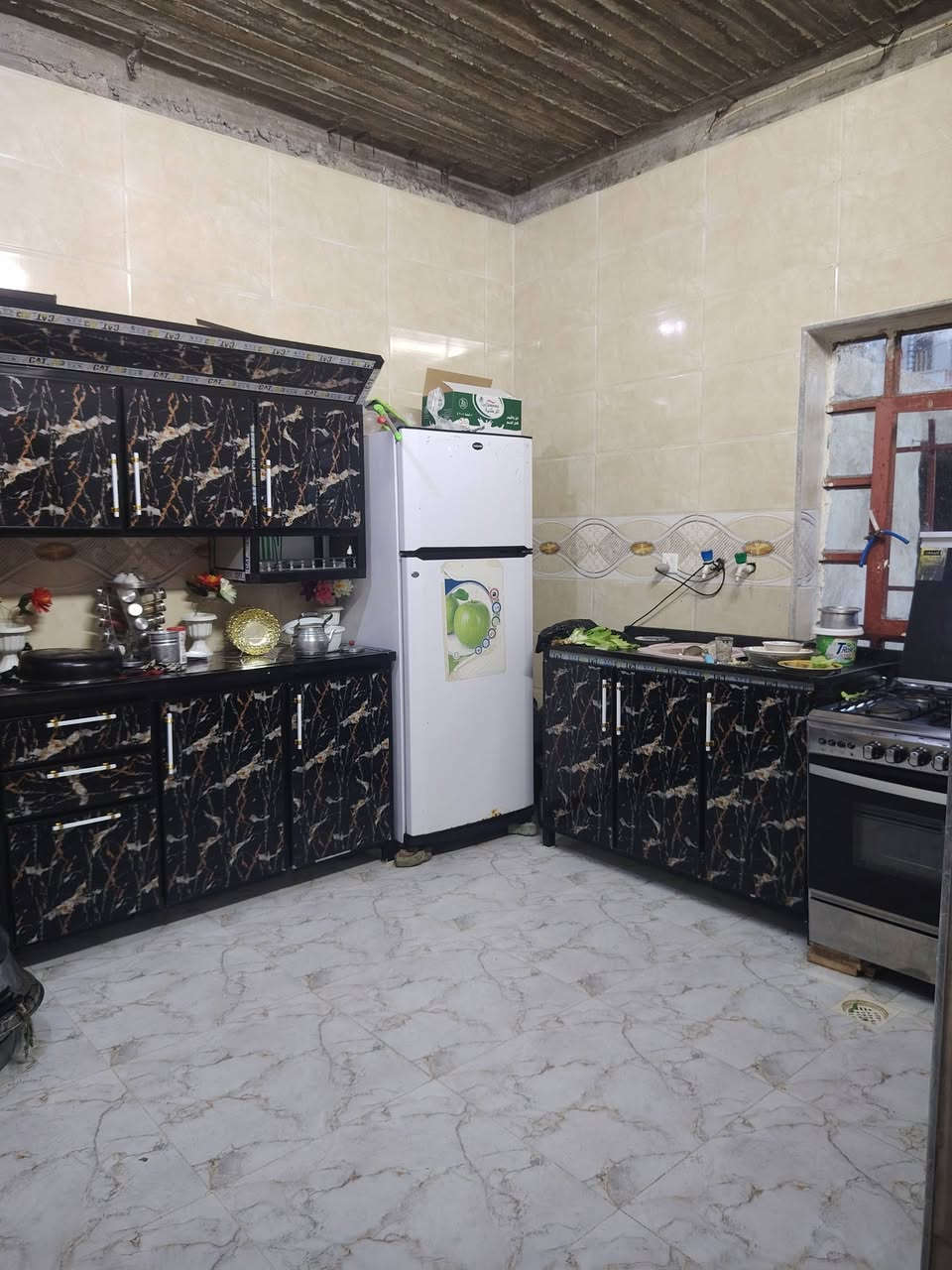 البيت مساحه 125 متر واجه ٦ خلف معمل غاز التوفيق يبعد عن شارع دهوك القديم 200م قريب ع مول الشام البيت فيه كرت بلديه داخل قرص تمليك وشارع تبليط البيت   طابق ونص الطابق الأرضي غرفتين نوم وهول وحمام  ومنور عدد2 والطابق الثاني غرفه وهول ... لتواصل ***********
