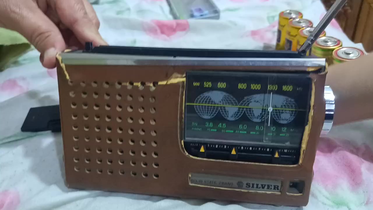 راديو سلفر ياباني لوك  موجتين  أخو الجديد ٢باتري كبير معه الجلد الأصلي  واتساب *********** لشرايه
