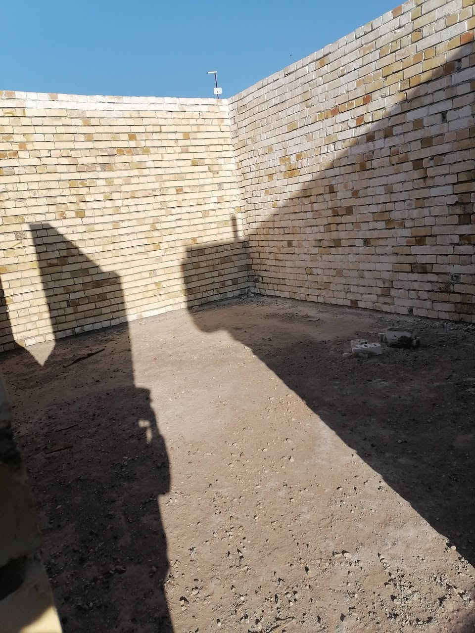 للبيع... هيكل غير مسقف ١٩٥ متر قرب ملعب هشام زليزل وبستان ناصر عبود الأساس صب كونكريت والبناء طابوق يحتوي على ٢ غرفه نوم وصاله ومطبخ واستقبال وصحيات مجاري كامله بناء درجه اولى كما هو موضح في الصور أدناه للاستفسار مراجعه مكتب القريني للعقار الجمعيه بالقرب من السايدين *********** او ***********
