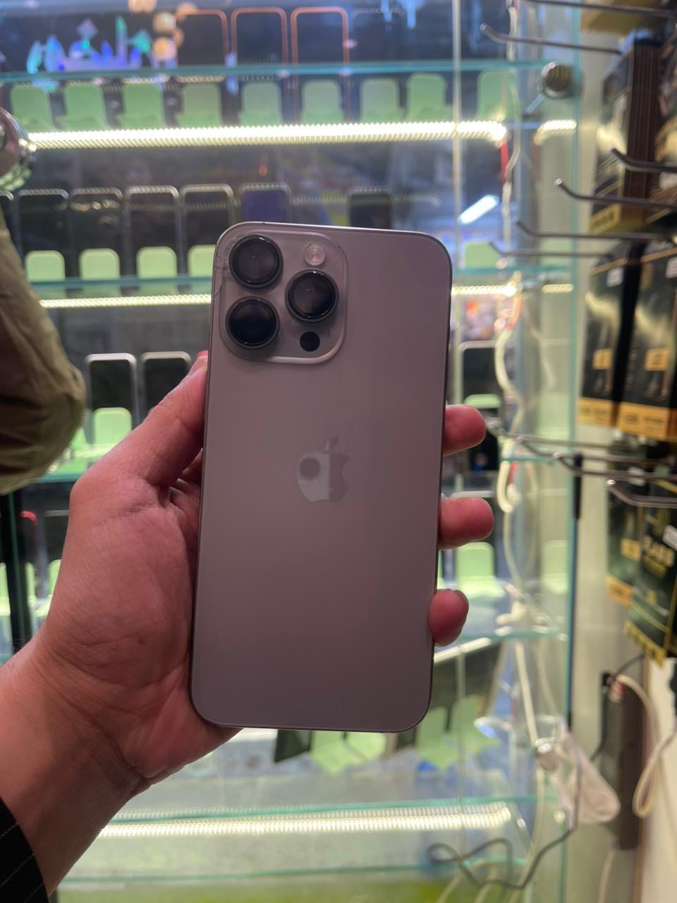 سلام عليكم.
ايفون. 15. برو ماكس. مستبدل فقط شاشه اصليه فيس ايدي شغال.  الجهاز. دبل خط. (خطين). 
ذاكره. 256. 
بطاريه. 100. بلاديه. 
نموذج. M. 
نضافته. 95. ‎%‎100 
الضهر. فقط ضهر بي فطر. ليفوك. ممبين ولا مئثر بشي. 
للبيع او مراوس. 
السعر. 700. الف. فقط. 
عنواني. فلوجه. 
للأستفسار. ***********
