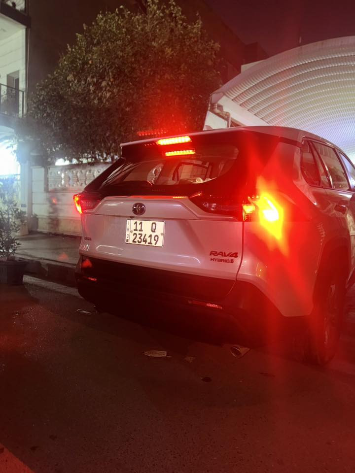مواصفات 

السلام عليكم راف فور RAV4 هايبرد موديل 2024 للبيع ماشية 2070 كيلو أخت الزيرو بيها فقط بارد بين الابواب عكس السائق قليل موضح بالصور وبعض الملاحظات البسيطه السيارة خليجيه عبد اللطيف جميل السيارة نظيفة وماشية كلش قليل عارضها ب 275 ورقة وبيها مجال بسيط للطيبين  مكانها بغداد الاظمية
***********
   •   نوع المحرك: هايبرد 2.5 ليتر 4-سلندر + محرك كهربائي
   •   القوة الإجمالية: حوالي 214
   •   العزم: حوالي 225-250 Nm مع دعم المحرك الكهربائي  
   •   ناقل الحركة: CVT هجين
   •   نظام الدفع:دفع رباعي AWD E-Four 
•   المقاعد: 5 ركاب
   •   شاشة مركزية لمس مع Apple CarPlay / Android Auto
   •   تكييف أوتوماتيكي شاشة
   •   عجلة قيادة متعددة الوظائف

 •   مصابيح أمامية نهارية LED
   •   عجلات 18 إنش

•   فرامل ABS + EBD + BA
   •   مثبت سرعة ذكي
   •   نظام مراقبة ضغط الإطارات (TPMS)
   •   كاميرا خلفية + حساسات
   •   أنظمة Toyota Safety Sense

 •   الطول: ~4600 مم
   •   العرض: ~1855 مم
   •   الارتفاع: ~1685 مم
   •   قاعدة العجلات: 2660 مم
   •   عدد المقاعد: 5
   •   Apple CarPlay / Android Auto
   •   Bluetooth + USB
   •   6 سماعات صوتية
   •   التحكم في الثبات
   •   مراقبة ضغط الإطارات
