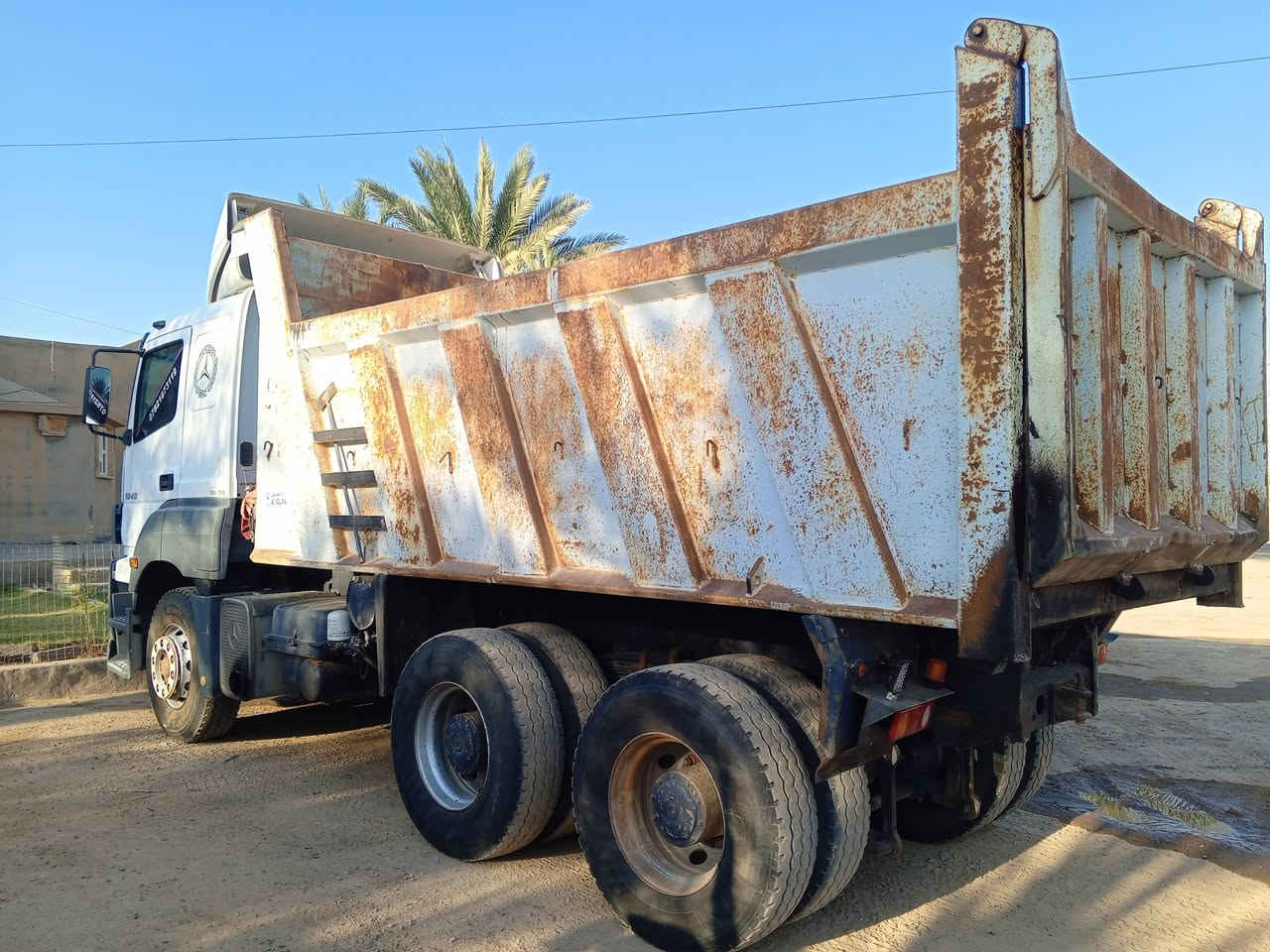 السلام عليكم
غلاب مرسيدس اكسور موديل 3 مجموعه برينه جيف ونص جواها طخم تاير 
ستفسار تصال على رقم ‏‪***********‬‏
ملاحظه بل سنويه تريله وهة هسة غلاب
