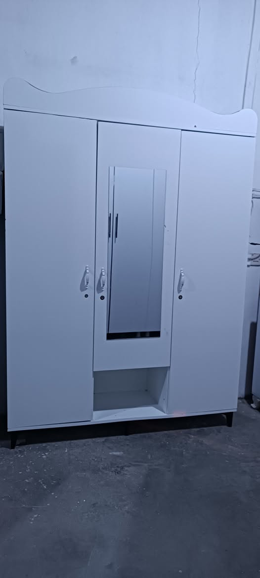 دەستی دووی چوارقورنە  دۆڵاب سێ دەرگا خاوێن تووندو تۆڵ 210بەرزە 150پانە بۆ نرخ نامە بنێرن یان تەلەفۆن بۆ ئەو ژمارەیە بکەن 
0751 855 85 83
