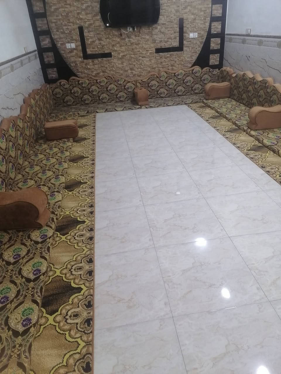 السلام عليكم
ديوان جلسه عربيه للبيع وجهين 20متر اسفنج مضغوط تفصال مو تجاري مع تجوه عدد 9 استعمال قليل 
المكان كربلاء
السعر 600
للاستفسار اتصال بالرقم ***********

