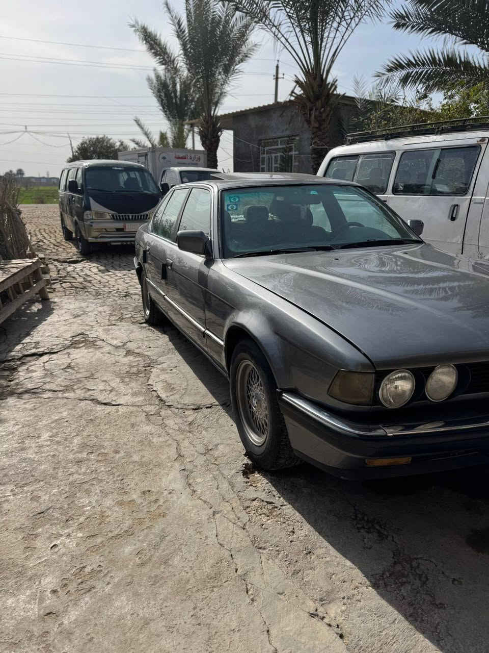 بي ام موديل 91 حجم 735 اصل بليته وسنويه السياره محرك 3.5 محرك وكير واكسل جدد مكفولات رقم انبار انكليزي بسمي سياره مكفول من الضربه مصبوغه للجماليه صدر امامي خلفي جديد سياره فول سلايد روف شغال طكتين داخل كله جديد كهربائيات كلها شغاله تخم تاير ويل خليه جديد سياره بيها تراي يخبل وسياره جديده مال جناي وجاهزه السعر 53وبيها مجال  مكاني بغداد رقمي ***********
