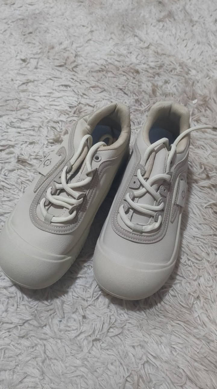 السلام عليكم
احذيه نسائيه قالب صغير 
سعر القطعه 7 الف 
توصيل موجود 
واتساب ***********
