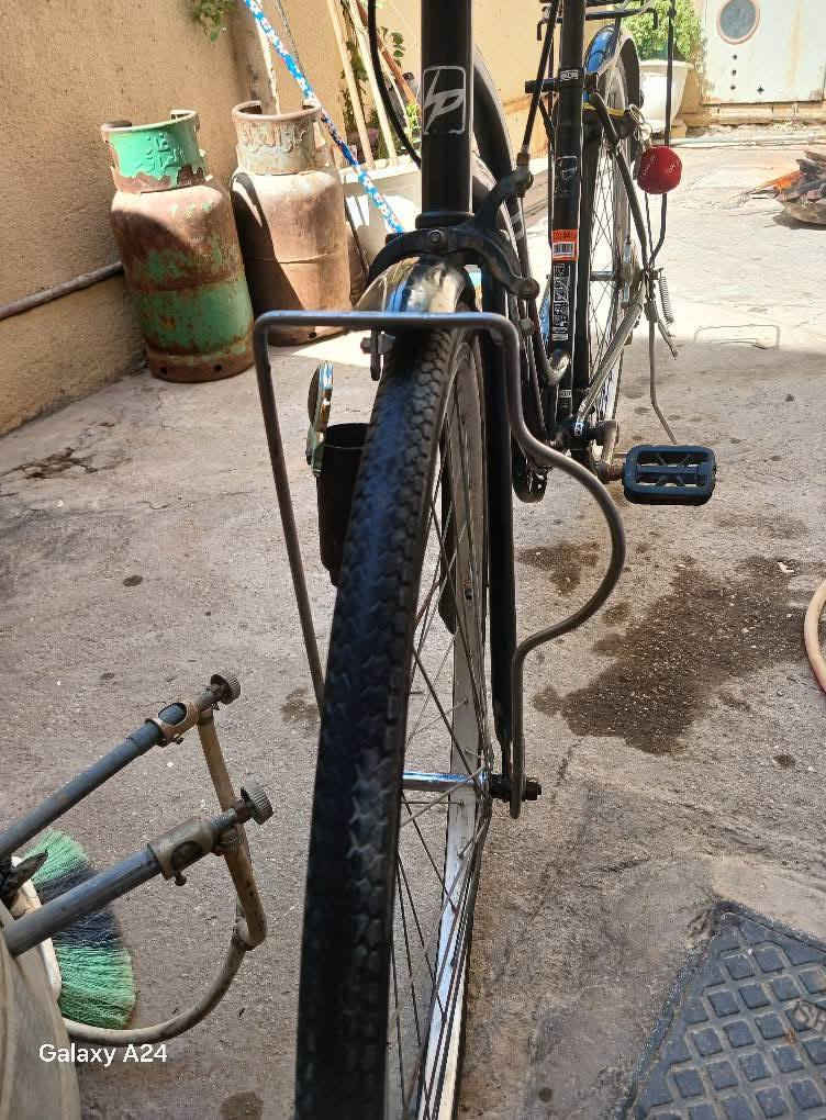 سلام عليكم بايسكل للبيع نضيف فول لون اسود لامع
نظافته/90 حجم ٢٦ ياباني اني نزلته حاويه للاستفسار 
*********** المسيب حي المعلمين الدوب
