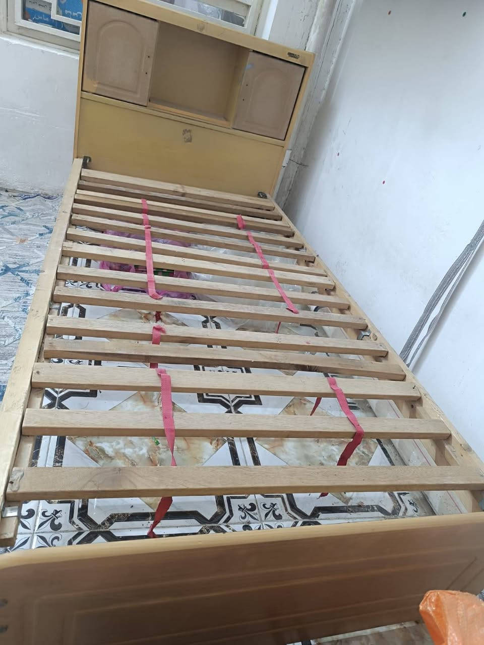 سرير حديد ثقيل جدا استعمال قليل يتحمل وزن ١٠٠ كيلو 
السرير الخشب مع رفين وبابين خشب روسي ثقيل جدا مكانهن كربلاء الرقم ***********
