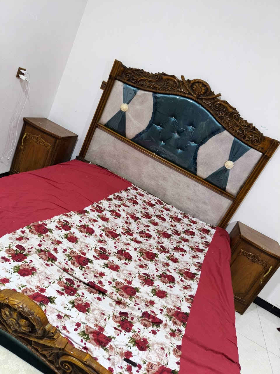 سلام عليكم غرفه أخشاب للبيع للتواصل    بيه مجال ٩٠٠ *********** السعر
