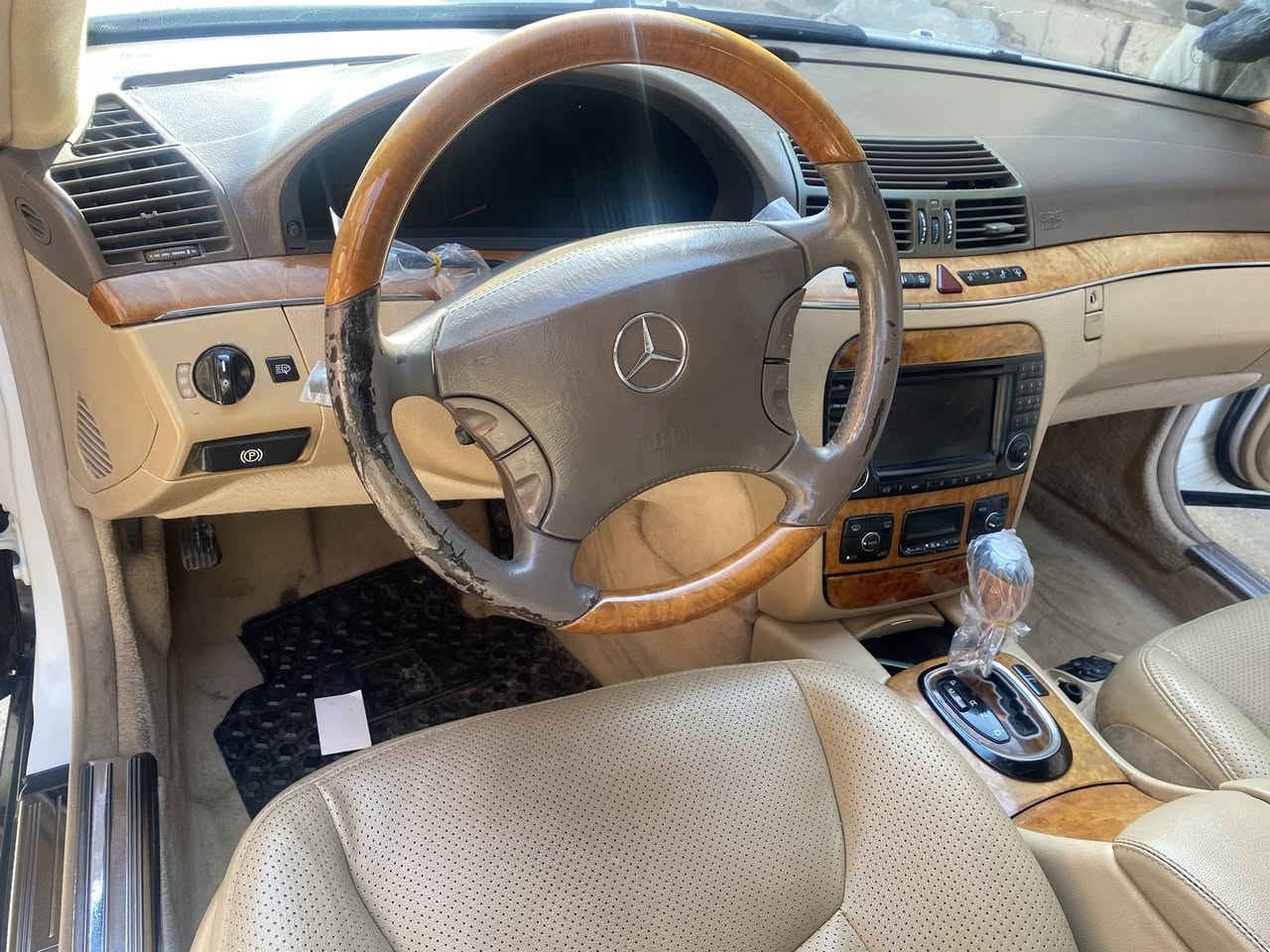 مارسدس 2003 السياره مكفوله من الضربه قبل أسبوعين مبدل صدر امامي خلفي يم فراس الدليمي السياره جاهزه كهربائيات كل شغاله مكينه وكير بشرط عدسات مال اللايت مبدلهن ب 300 يعني نهار السياره لوي وكلش ناعمه وجاهزه السعر 137 تاخذهه درهم متصرف عليهه المكان بغداد 
ومواصفاتهه ما يحتاج اكتبهن الصور تحجي 
***********
