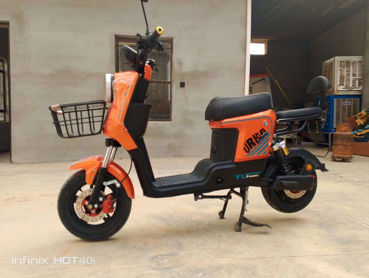 السلام عليكم 
دراجه شحن R9 للبيع 5 بطاريات وينلي 32 امبير للتواصل***********
