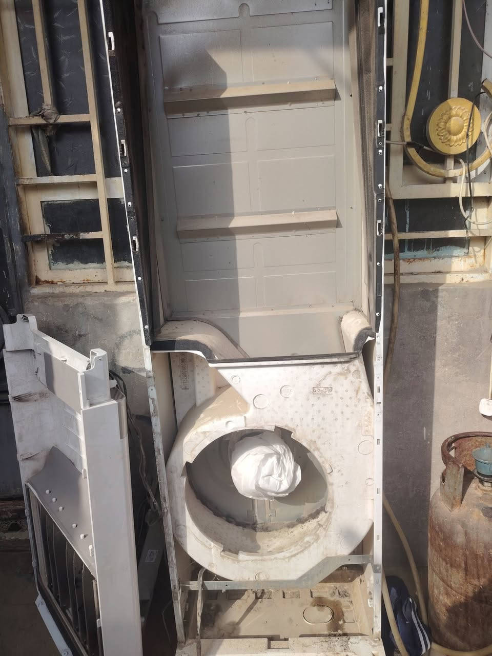 فتح ونصب اجهزة التبريد
صيانه عامه 
غسل السبالت
شحن غاز R410.....R22
للتواصل الاتصال على الرقم التالي
***********
