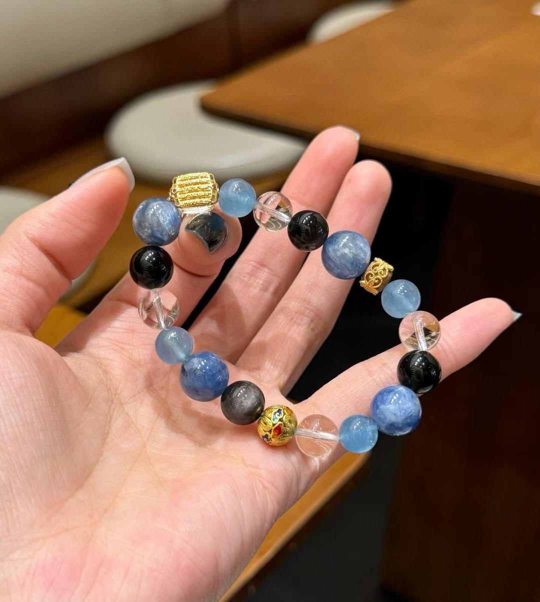 Blueberry Pudding

This "High-Frequency Purification Set"—comprising Kyanite, Aquamarine, Clear Quartz, and Obsidian—has been on my wrist for a week. Here are my honest impressions: 👇

💙 **Kyanite**
The no-nonsense "Stone of Truth." I wear it during meditation or when I need to focus intensely on work; it clears my mind and makes it easier to pinpoint the essentials.

🌊 **Aquamarine**
Ideal for those who struggle with self-expression or tend to bottle up their words. Since wearing it, I’ve found the courage to speak up more confidently; I no longer feel nervous during conversations, and the sensation of a "lump in my throat" has vanished.

🤍 **Clear Quartz**
The ultimate energy amplifier. When strung together with the other three stones, it plays the pivotal role of "boosting the performance" of its companions.

🖤 **Obsidian**
The finisher and energetic guardian. It deflects external emotional projections, absorbs negative office vibes, and wards off the strange auras of passersby. I wear it on my right wrist (traditionally associated with absorption), making it perfect for commuting or navigating crowded environments.

藍白色系+黑曜石點綴，顯白又低調清爽。

If you would like this subtle beauty to become your daily companion, write to me 
📩WhatsApp：8613308361107

Don't wait, because a bracelet like this will probably never appear again


**إذا كنت صاحب هذا الإعلان وتريد حذفه لأي سبب، رجاءا أرسل رسالة إلى الدعم الفني**