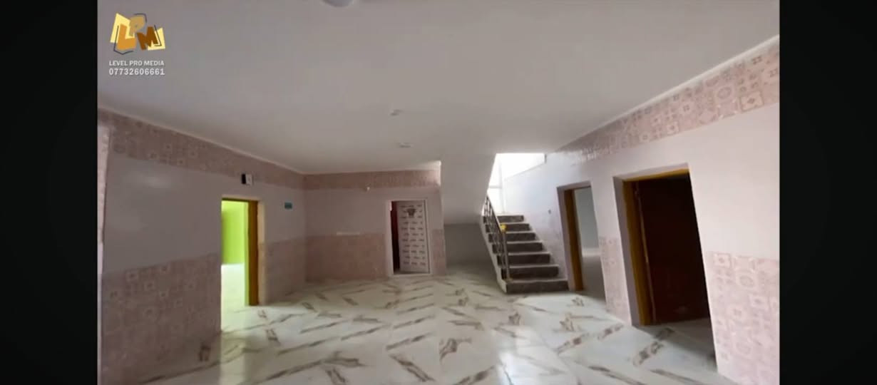 بيت للبيع مساحه ٢٠٠متر شارع المجمعات شارع 60 العرضي مقابيل مجمع السلطان البيت في مجمع بيتي الثاني مطلوب للمصرف 95 وسعرها 80 إستفسار عله رقم ***********
