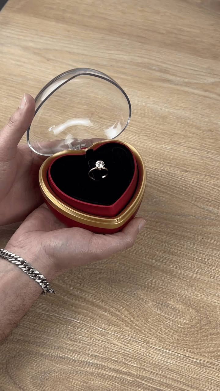 بوكس هدية قلب فاخر مع خاتم قابل للتمديد ووردة ديكورية

الاستخدامات

تقديمه كهدية راقية في المناسبات الخاصة مثل الخطوبة، عيد الحب، ذكرى الزواج، أو أعياد الميلاد.

استخدامه كعلبة أنيقة لحفظ الخاتم أو المجوهرات الصغيرة.

مفاجأة رومانسية تعبّر عن الحب والتقدير بشكل مميز.

مناسب للعرض كقطعة ديكور جميلة داخل غرفة النوم أو على طاولة الزينة.

المميزات

تصميم قلب أنيق باللون الأحمر مع حافة ذهبية فاخرة ولمسة رومانسية جذابة.

غطاء شفاف صلب يتيح رؤية محتوى البوكس بوضوح ويضيف لمسة فخامة.

يحتوي على وردة حمراء ديكورية ثابتة ترمز للحب.

خاتم بتصميم أنيق، قياس 18.75 مم وقابل للتمديد ليناسب أغلب المقاسات.

قاعدة داخلية مخملية سوداء لحماية الخاتم وإبرازه بشكل جميل.

خامات متينة ومناسبة للهدايا الراقية.

يأتي داخل كرتون أنيق مناسب للتغليف والتقديم مباشرة.

محتويات الصندوق

بوكس هدية على شكل قلب مع غطاء شفاف.

وردة ديكورية حمراء داخلية.

خاتم قابل للتمديد.

بطاقة معايدة داخلية أنيقة.

الملاحظات

قياس الكارتون:

- الطول: 12.5 سم
- العرض: 11 سم
- الارتفاع: 12 سم

قياس الخاتم: 18.75 مم – قابل للتمديد.

لون وتصميم الوردة ثابت كما هو موضح في الصور.

المنتج مناسب للإهداء مباشرة دون الحاجة لتغليف إضافي.

السعر 20 الف


**إذا كنت صاحب هذا الإعلان وتريد حذفه لأي سبب، رجاءا أرسل رسالة إلى الدعم الفني**