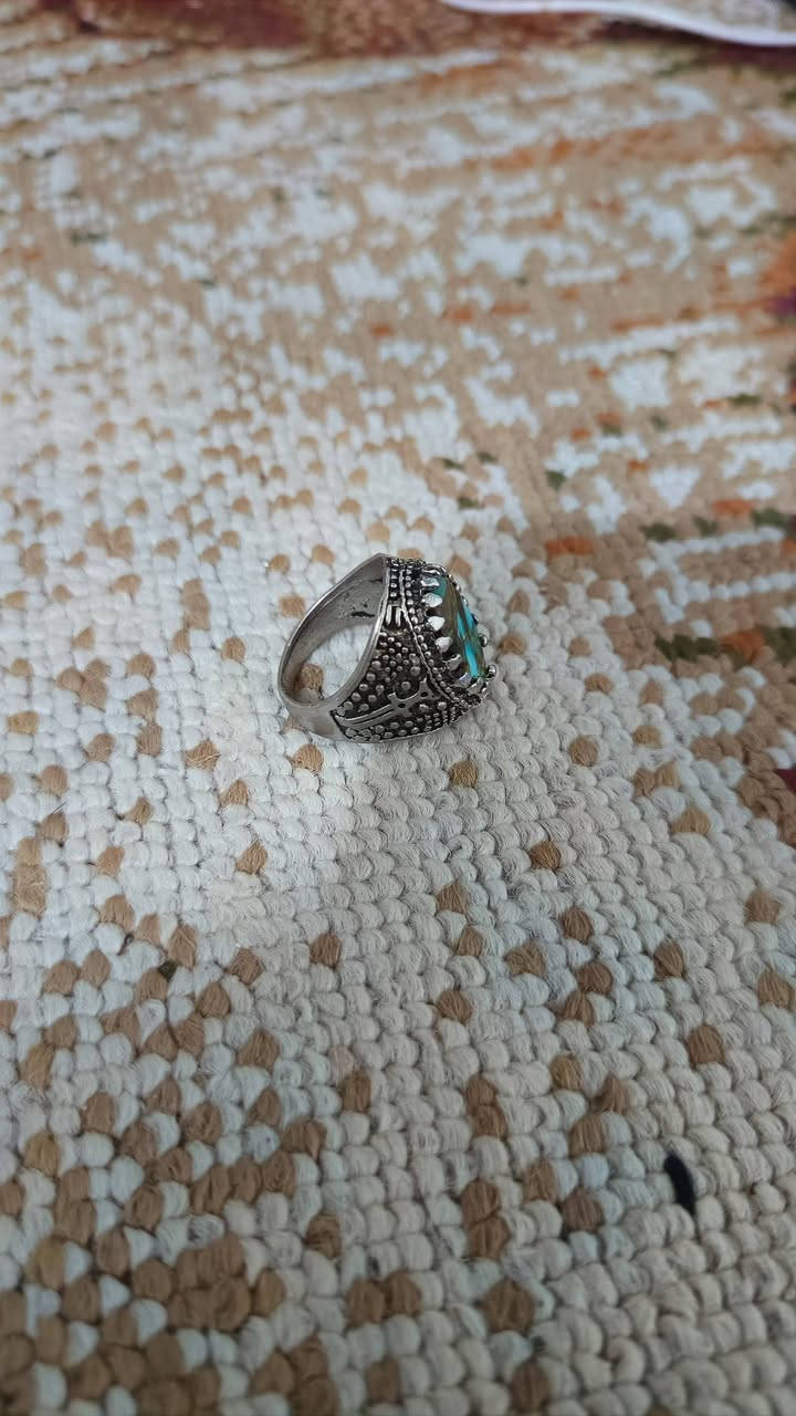 سلام عليكم اخواني محبس فيروزي رضوي القالب فضه عيار 925 قديم الي يريد التفاصيل رقم ***********
