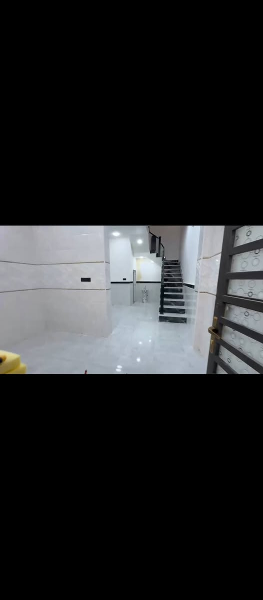 سلام عليكم بيت طابق واحد مساحه 100متر مربع 
بناء حديث درجه اوله 

يحتوي البيت على صاله +اثنين غرف +صحيات 

مطبخ +طارمه +منور 

العنوان.      ميسان الماجديه      دوانم مال شارع 20

رقم الهاتف *********** متوفر واتساب عمارة, ميسان
