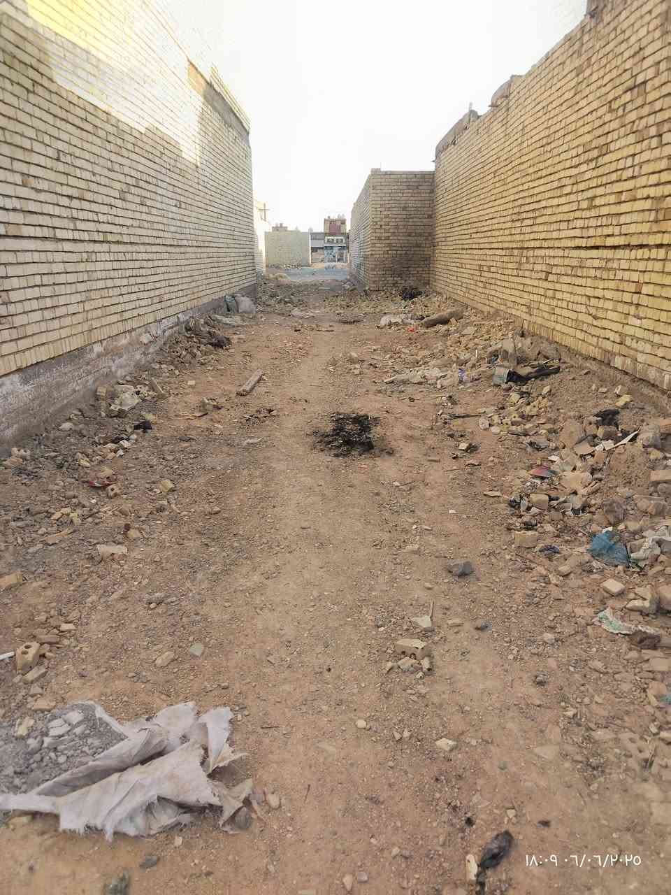 قطعة أرض للبيع المساحة 100 متر طولية الواجهة 5 متر والنزال 20 في منطقة الظباط الثالثة قرب سيد منذر الاستفسار خاص او الاتصال على رقم ***********
