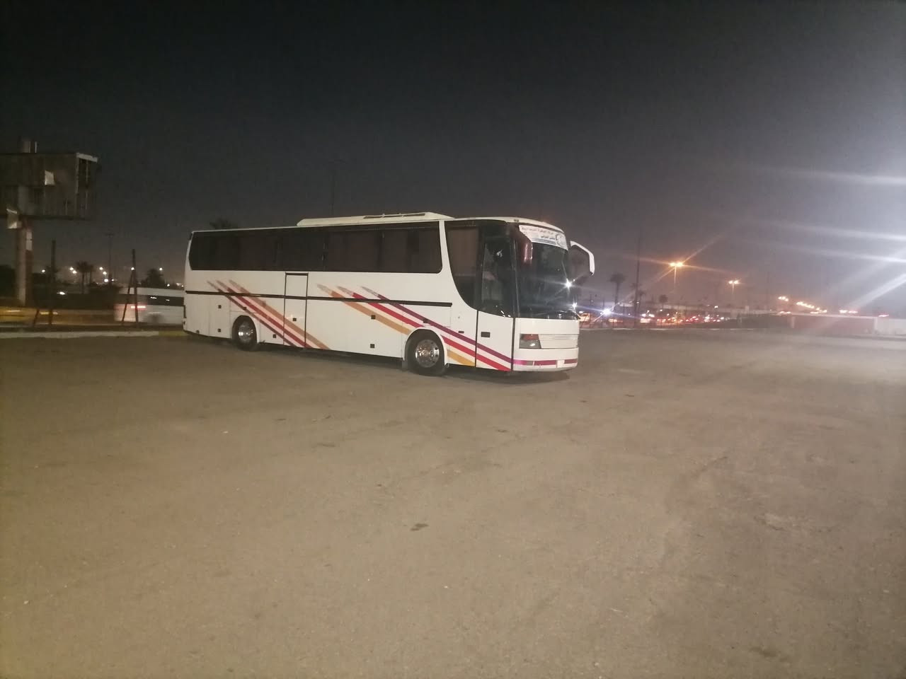 السلام عليكم شباب باص للبيع تخم تاير سياره باسمي خطا   بصره نجف مراوس بسياره صغيره موجوده بالنجف سياره ***********
