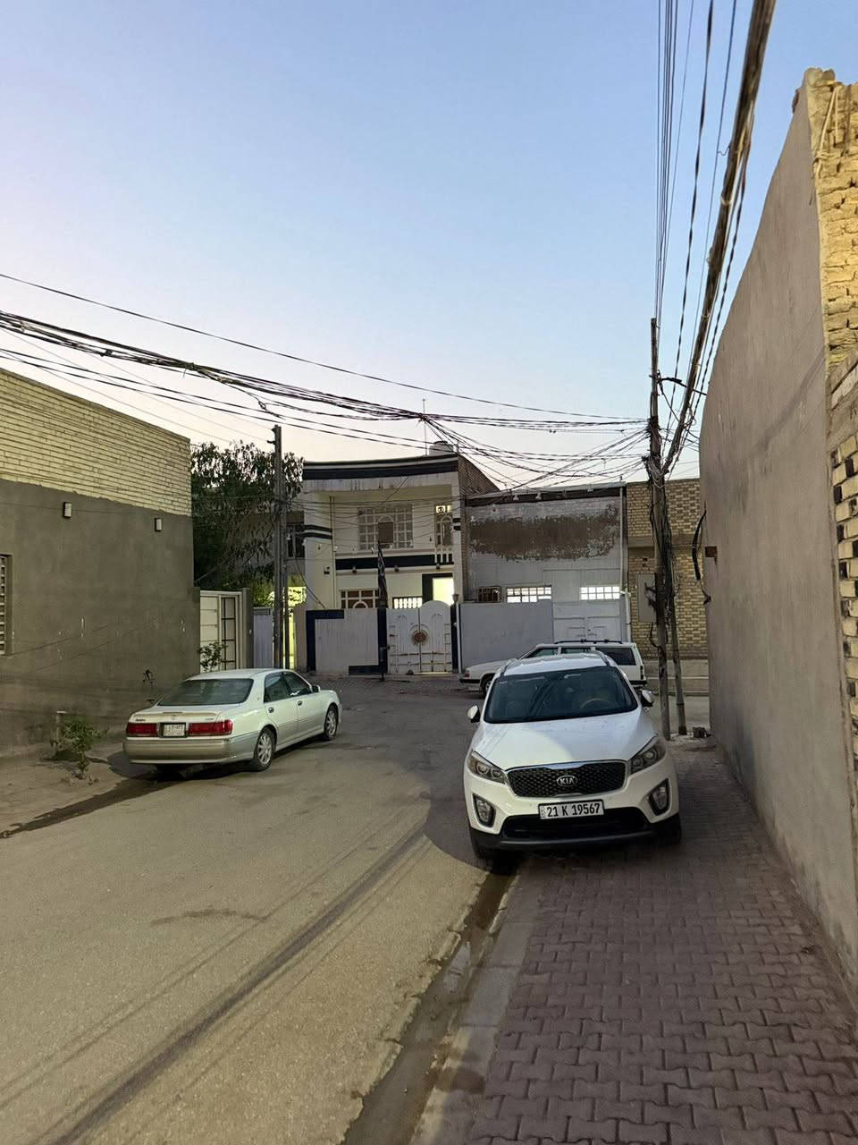 السلام عليكم 
بيت 105 متر طابق ونص 
حي المهندسين خلف مول كوب 
بنيان جديد ونضيف 
السعر 175 بي مجال 
***********

