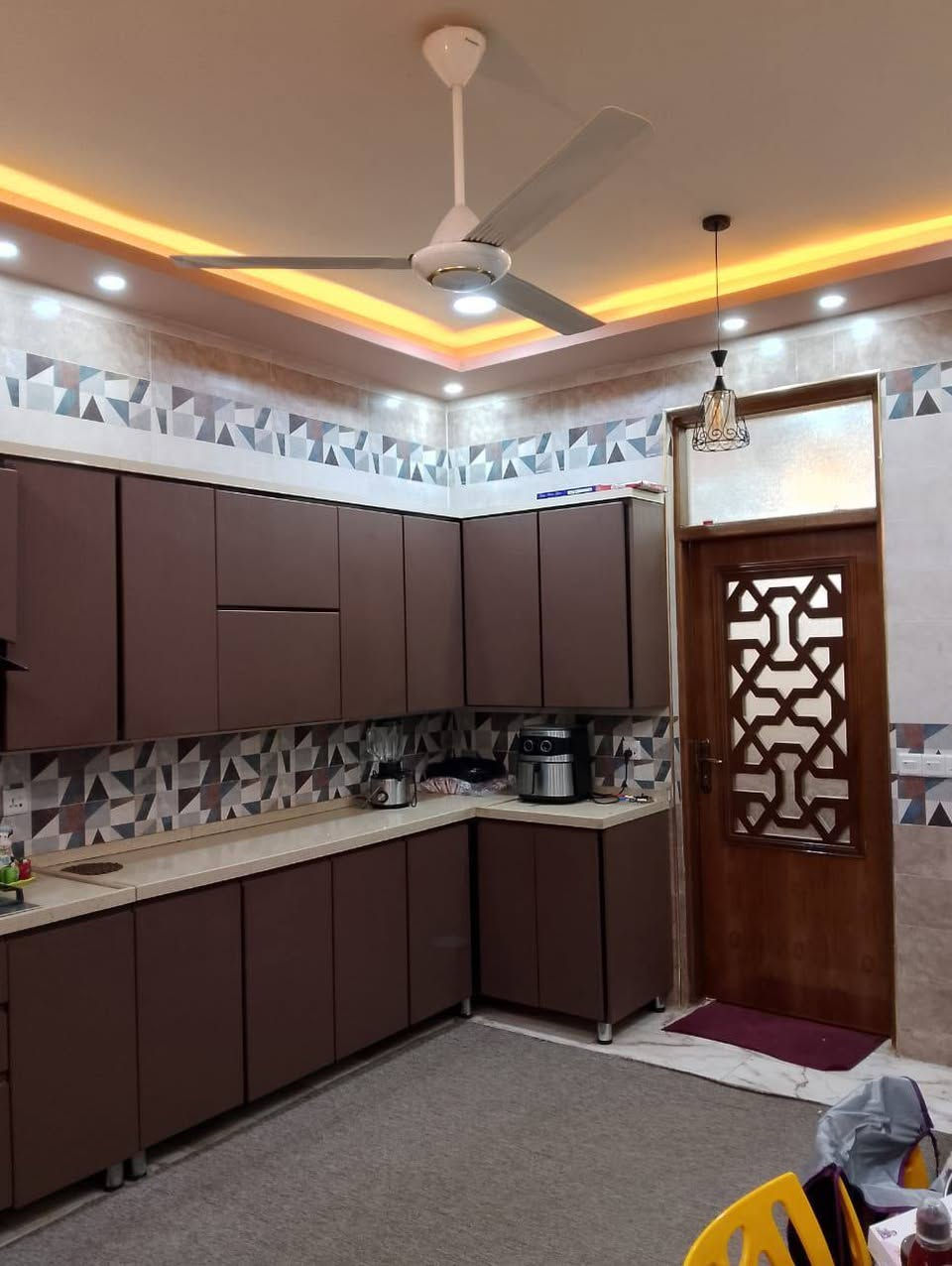 (بسم الله الرحمن الرحيم) 

دار للبيع 

المساحة 170 
الواجهة 8٫50 
النزال 20 

محتويات البيت 
كراج حديقة 
صالة 
5نوم 
مطبخ حار بارد 
صحيات 3 
مساحة درج كبيرة 
بيتونة وسطحين 

📍الموقع الشعب شارع الاسواق المركزية الفرع المقابيل مسبح الشعب 

للاستفسار ***********
***********
او زيارة مكتب المصطفى للعقار
