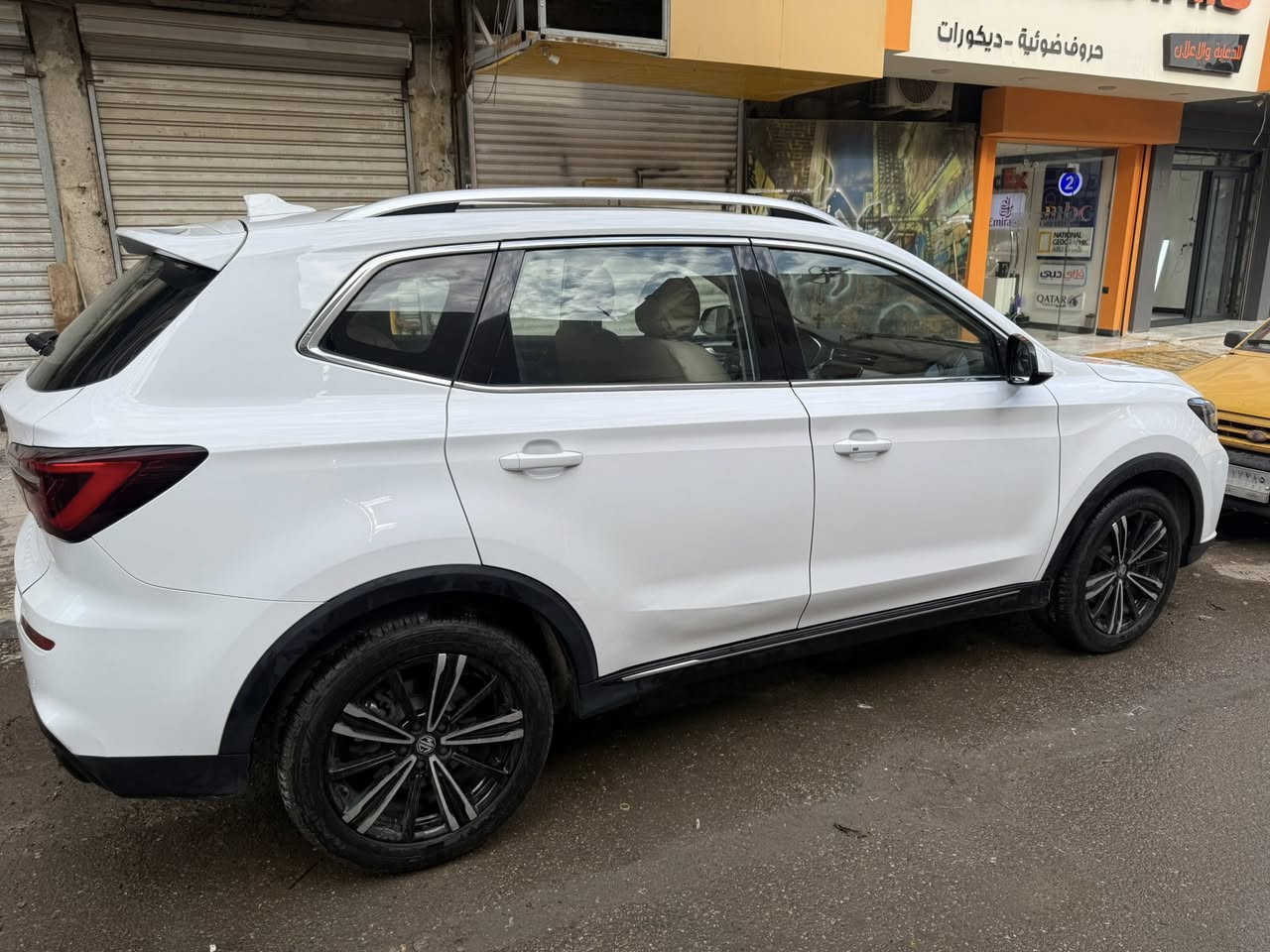 السلام عليكم 
Rx5 2023 للبيع 
السيارة مكفولة بيها فقط بارد قليل باب جهة يمنى السيارة ماشية ٣٨ الف كيلو بعدها بضمان الشركة السيارة خير من الله ما بيها اي نقص 
شاشة لمس
 كير ماوس كهربائي 
بصمة 
سقف بانوراما 
تبريد قطعتين 
السعر ١٥٨ ورقة وبيها مجال للشراي 
استفسار ***********
موجود فيس واتصال وواتساب
