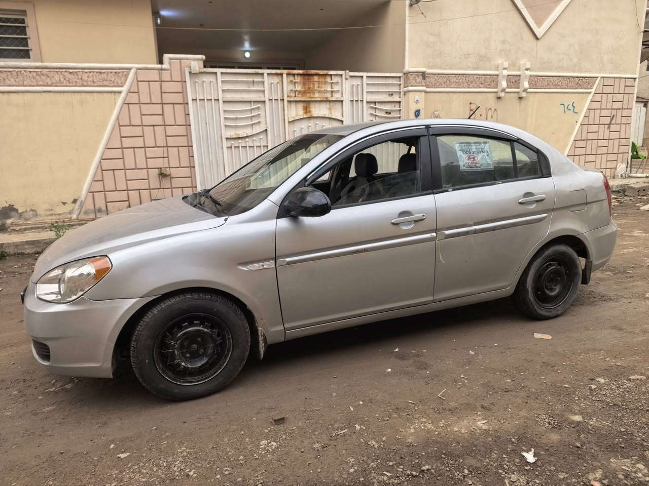 السلام عليكم
اكسنت موديل ٢٠٠٧ للبيع سياره رقم بغداد انكليزي بأسمي شرط التحويل 
السياره كير ومحرك مكفولات محركها 1600 وارد امريكي ضربتها جاملغ امامي يمين وبيها ضربه بالعراق جاملغ خلفي يسار 
السياره مصبوغه كلها 
تبريد شغال سياره كلها كامله مابيها اي نقص
سعرها ٧٠ وبيها مجال بسيط جدا الله شاهد مكلفتني اكثر وصارف عليها هواي حتى تايراتها جديده 
التواصل رقمي *********** مكانها بغداد منطقه ركيه وفاضل...  حسين الشريفي
