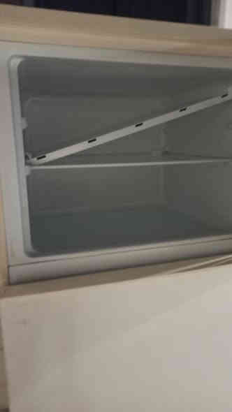 ثلاجة للبيع نظيف جدا..للمعلومات اتصال***********
