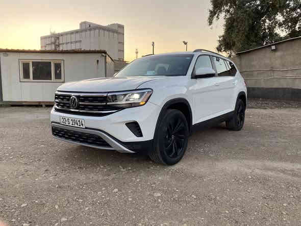 يالله 
السلام عليكم 
‏Volkswagen Atlas SE 2023
فولكس واكن اطلس فاملي فول مواصفات عدا الفتحة 
محرك 2.0 تيربو – اقتصادي
دفع أمامي – فتحة USB + بصمة + تشغيل عن بعد
شاشة كبيرة تدعم Apple CarPlay و Android Auto
نظام النقطة العمياء + تحذير الاصطدام + كبح تلقائي
7 مقاعد – 3 صفوف – كشنات جلد قرميدي 
تبريد ثلاثي + تحكم كهربائي بالمقاعد
جنوط رياضية أسود 20 إنج + أضوية LED كاملة
كاميرا خلفية + حساسات امامي خلفي
نظام تثبيت السرعة الذكي (Adaptive Cruise Control)
نظام مراقبة المسار ومانع الانزلاق
باب خلفي كهربائي يفتح مع حركة القدم 
الحادث كما موضح بالصور فقط بنيد صبغ
السيارة رقم اربيل 
مكان السيارة بغداد
للاستفسار ‭0771 033 9911‬
السعر اتصل
