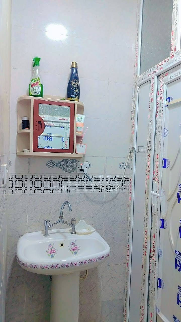 بيت للبيع 200 م في حولي الجامعة قرب بيت المرمر بناء حديث مسلح  طابق ارضي غرفة وصالة واستقبال ومطبخ والطابق الثاني صالة فقط *********** مكتب المحنه
