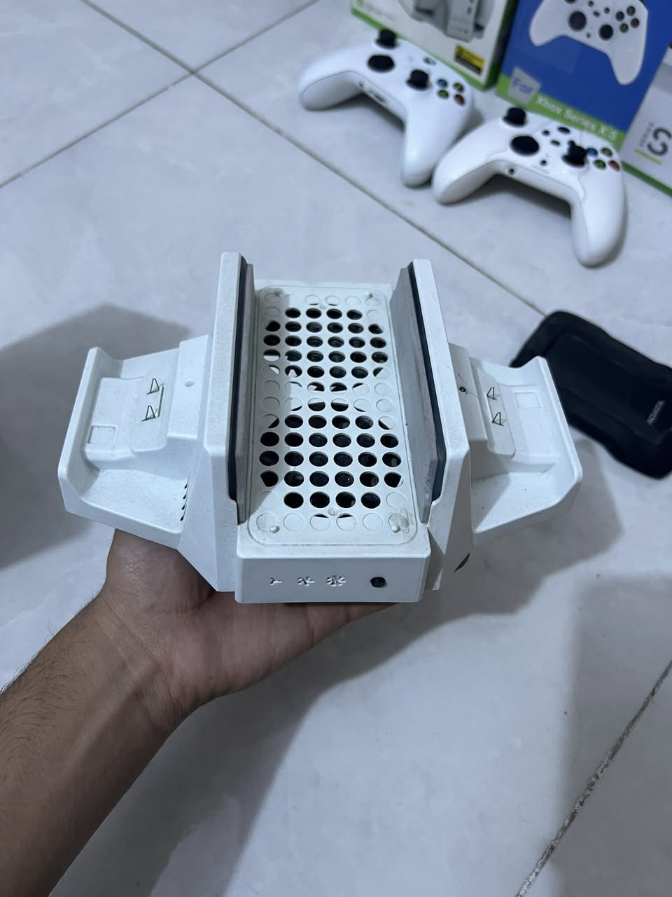 السلام عليكم اكس بوكس سيريس اس للبيع  نضيف شخط ممشخوط ولا داخل مصلح ابد الجهاز نضيف بشكل يجي وي الجهاز كيبلHD او كيبل وايفاي او 3كراتين او يدتين  وحدة حترافية او وحدة عادي اثنينهن اصليات او يجي ويا مبرد اكي بوكس يبرد الجهاز او يجي ويا هارد او يتكون من 1000 لعبة اذا مو اكثر اوي ذاكرة الجهاز 512 او تجي ويا فيفا24 او25 او26 او بي فورزا هورايزن5 او جي تي اي كل العاب الي بالك موجودة للاستفسار *********** متواجد واتساب  السعر 500 او بي مجال العنوان بغداد الشعب
