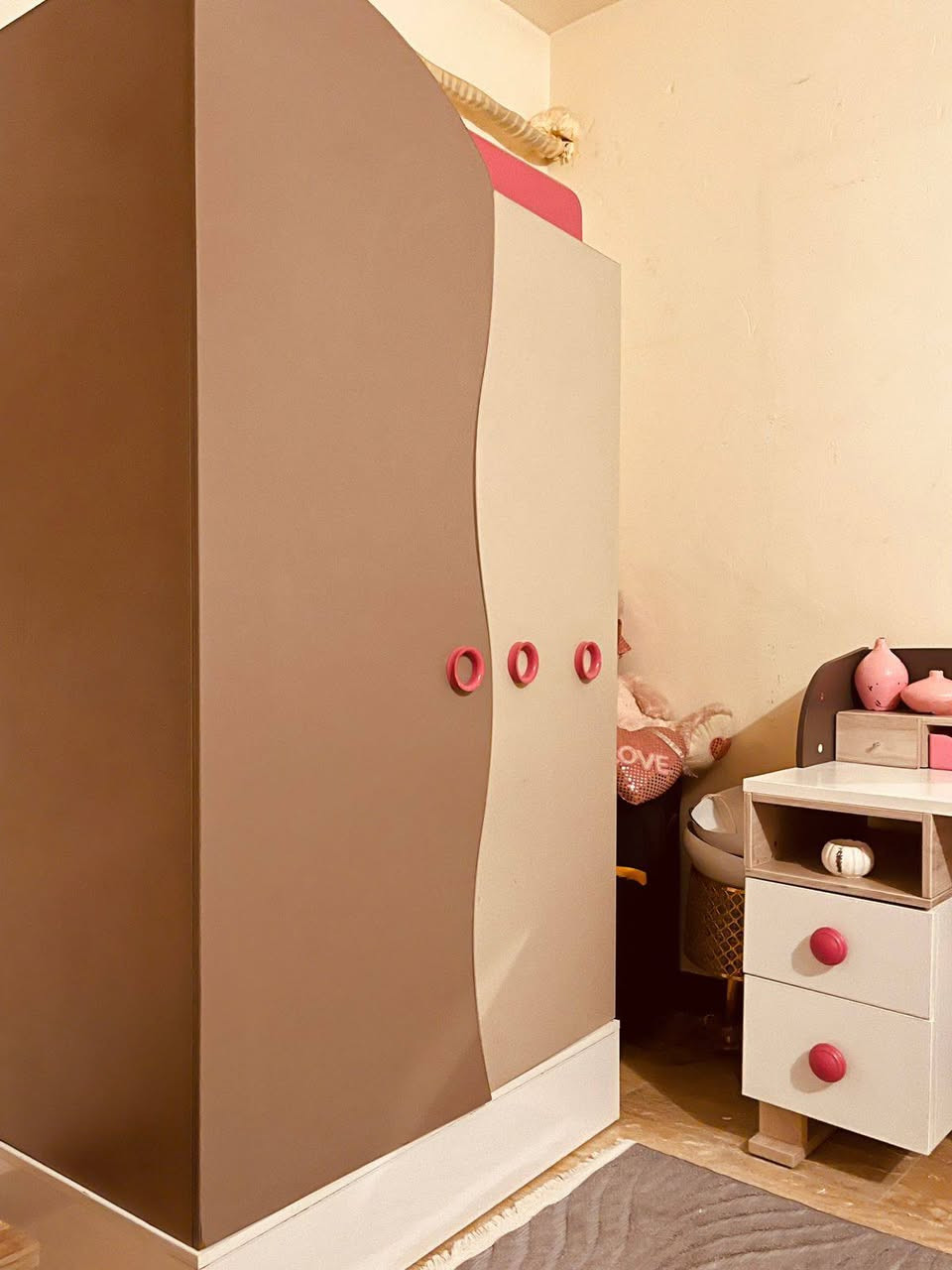 غرفه تركي بناتيه نظيفه جدا
*********** متوفر واتساب
