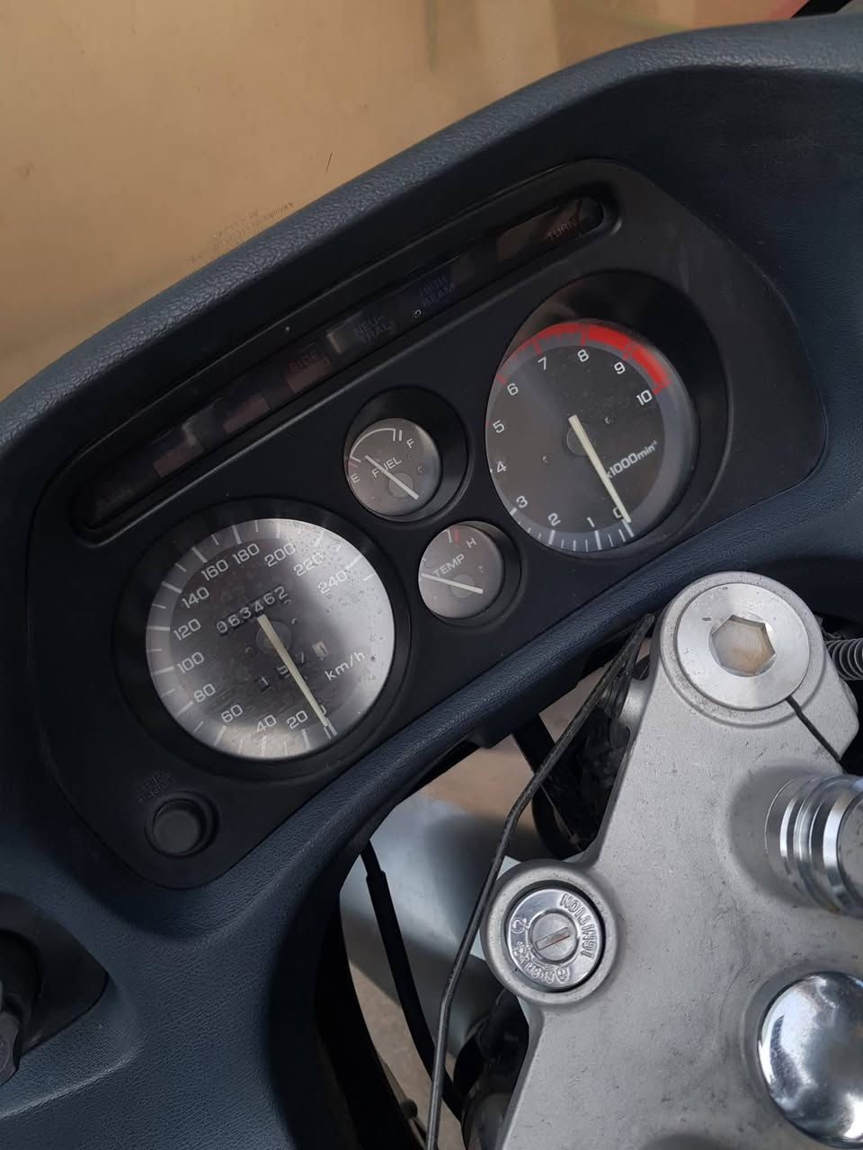 السلام عليكم هوندا ST 1100cc للبيع الدراجه رقم بغداد بأسمي تحويل ثاني يوم الدراجه ماشيه 63الف حقيقي كلهه على وضع الشركه محرك كير كهربائيات كلهه شغاله مابيهه كل نقص تخم تاير جديد تخم دسكات جدد باتري جديد صيانة منظومة بانزين كامله انارة فدراليات دروع عمل الدراجه غنية عن التعريف رايدهه ب35 وبيهه مجال او مراوس بشي اقل واخذ فرق لان محتاج الفرق الدراجه ترايهه من البصره لزاخو مكاني بغداد الشعب حي البساتين *********** متواجد واتس اب
