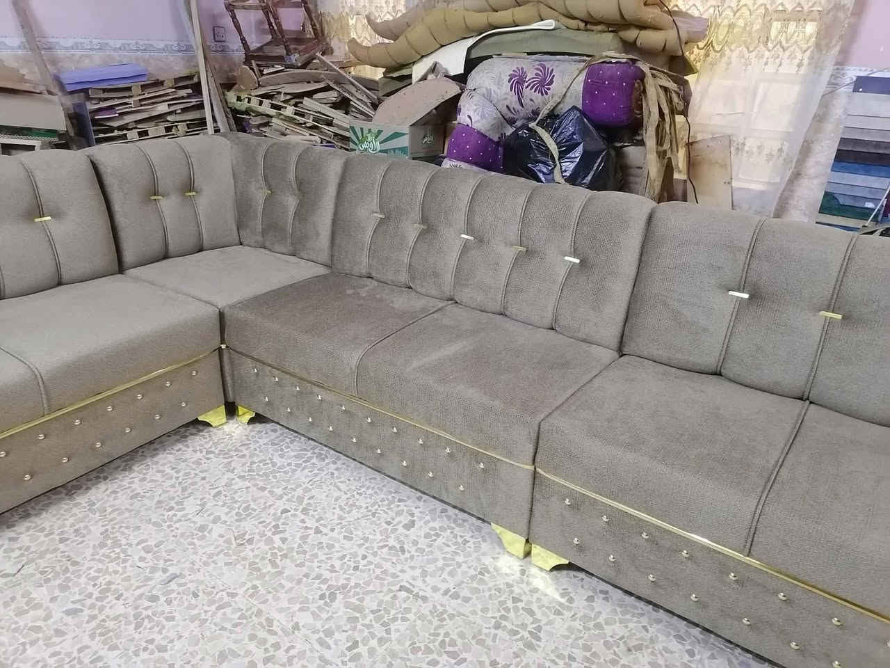 ديوان ٩ متر خشب عراقي ثقيل دوشمة جديدة غير مستعملة شرط القماش والخشب والاسفنج السعر ٤٥٠ ألف للإستفسار الاتصال على الرقم *********** و*********** موصل الحدباء
