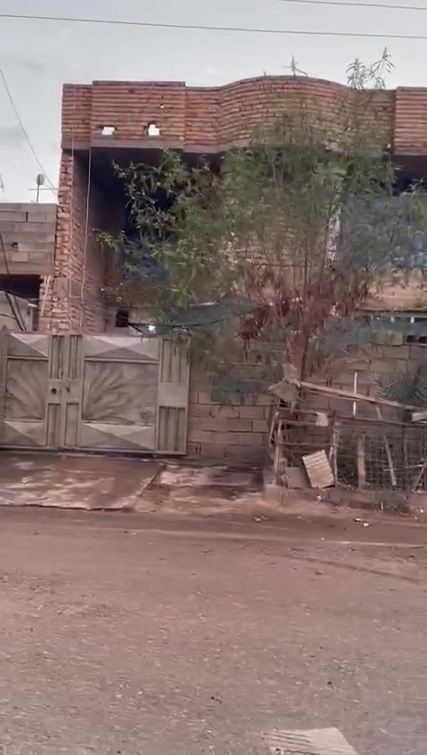 بيت للبيع ٢٠٠م شارع ٣٠ومقابيله شارع ٣٠ طابقين ٥كيلو قرب جامع حذيفة ابن اليمان عرض تجاري وبسعر مناسب جداً 
الطابق الارضي غرفتين نوم وصاله وستقبال ومطبخ وصحيات خارجية وداخلية وترك 
الطابق الثاني غرفتين نوم وصاله وسطح 
البيت طابو صرف تحويل مباشر 
علما سعر القطعه ١٠٠ مليون 
البيت كامل من الداخل بورسلين وحزام ١٢٠ 
جان ماجر ب٤٠٠الف يرهم سكن ويرهم تجاره 
نقصه بس واجهيه ولبخ الداير 
السعر ١١٥ مليون 
مكتب كريم العبيدي 
***********
