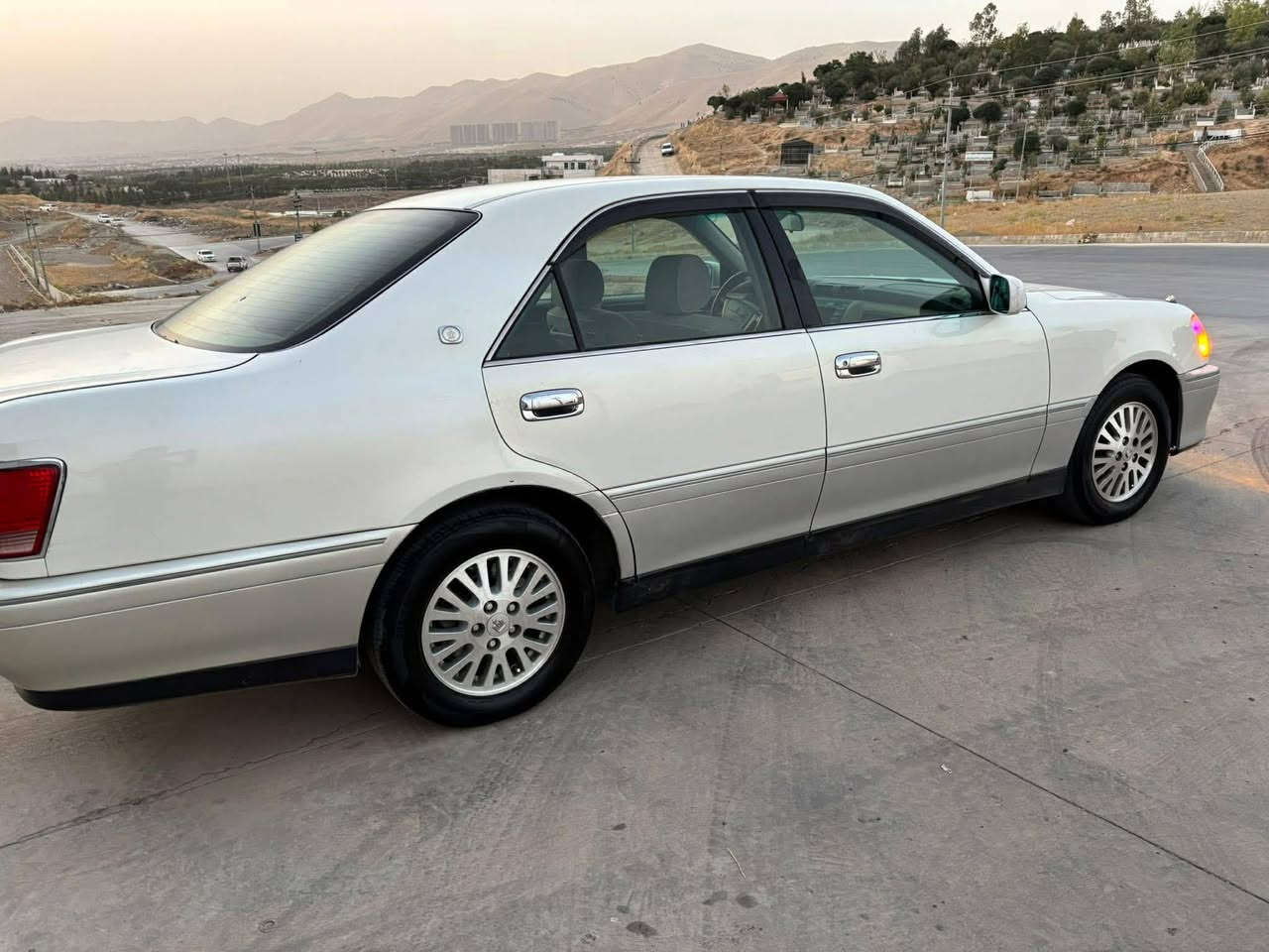 سلام علیکم ڤی ڤی تی 2001
شتی تایبەت و نازدار 
دودوگمەو چوار کوشن کارەبا 
پەردەو شاشەو تحدید سرعە 
ئاوێنە کارەباو هیتەر 
داشبوڵی نەجەف بەڵام ڕەقەم یەک 
پێویست بەوەسفی تر ناکات ماڵەکە دیارە  
لەسلێمانیم  بەشەرتی ئەوەی تۆ  حەزت لیەتی 
*********** لەسلێمانیم 
ڤایبەرو واتسئەپ 
ئەدمینی گوڵ ❣️
