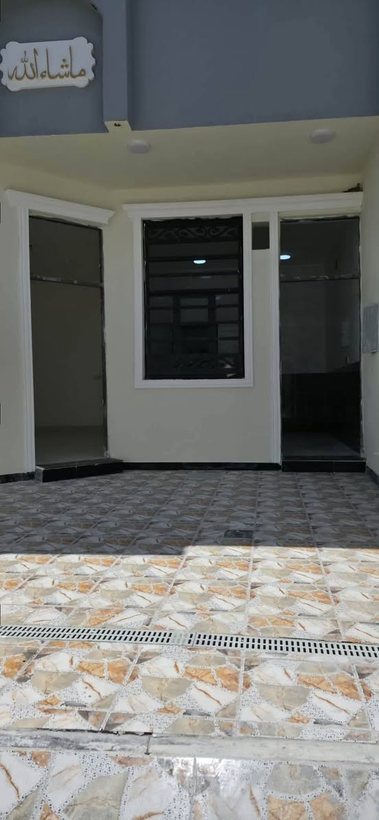 🏡 بيت للبيع – الجزيرة / باب الهوى – شارع 22
فرصة مميزة لامتلاك منزل جاهز للسكن في موقع هادئ ومخدوم.
📐 المساحة: 150 متر مربع.
مواصفات البيت:
✅ غرفتا نوم.
✅ ديوانية.
✅ هول وصالة واسعة.
✅ مطبخ.
✅ صحيات داخلية وخارجية.
✅ كراج للسيارة.
✅ بناء بلوك شغل درجة أولى.
✅ واجهة بديكور حديث.
✅ شبابيك تفصال ذات جودة عالية.
✅ البيت جاهز للسكن بالكامل.
📍 الخدمات:
- شارع بعرض 9 أمتار.
- ماء وكهرباء متوفران.
📄 الملكية:
- الأرض طابو صرف زراعي باسم عراقي.
- وكالة ومكاتبة مع نسخة من الطابو.
💰 السعر: 85 مليون دينار عراقي قابل للتفاوض.
📞 للاستفسار والمعاينة:
*********** شط العرب, البصرة
