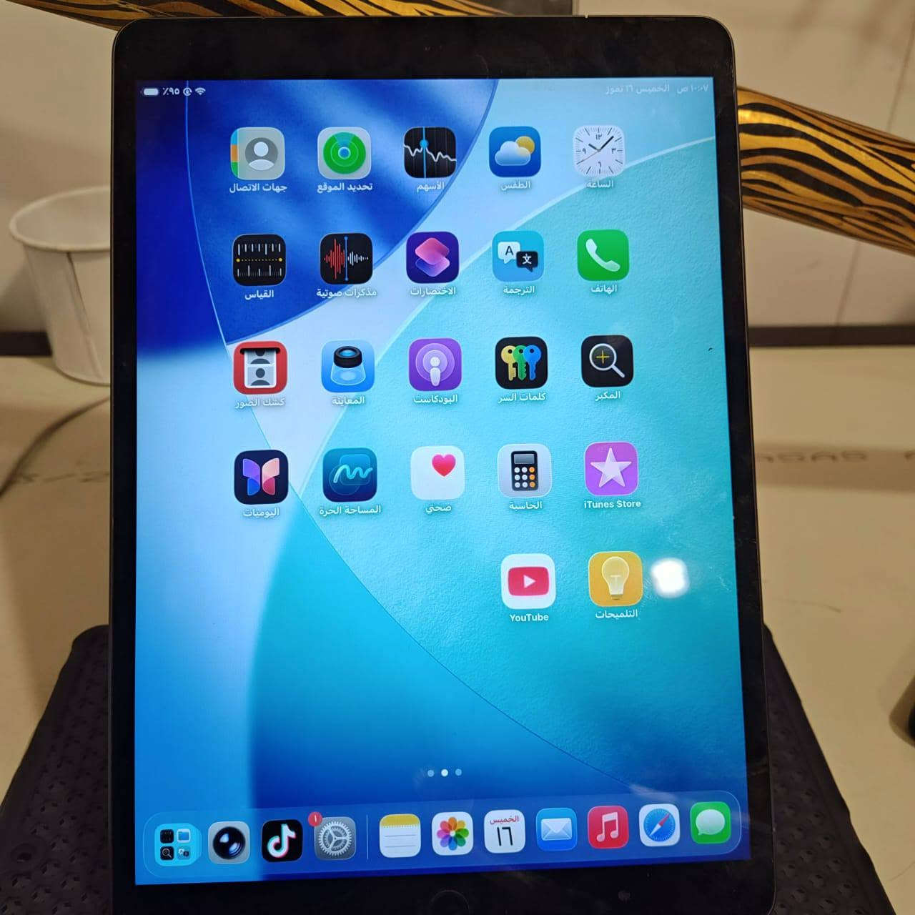 📱 iPad Air 3 (64GB)
✅ الشاشة: 10.5 إنج Retina بدقة 2224×1668 مع True Tone
✅ المعالج: Apple A12 Bionic
✅ الذاكرة: 64GB
✅ الكاميرا الخلفية: 8 ميگابكسل
✅ الكاميرا الأمامية: 7 ميگابكسل
✅ البصمة: Touch ID
✅ يدعم: Apple Pencil (الجيل الأول) والكيبورد الذكي
✅ البطارية: تدوم حتى 10 ساعات من الاستخدام تقريبًا �
دعم أبل الرسمي
💰 السعر: 160 ألف دينار
بدون ملحقات فقط حافظه دفتريه 
🚚 يوجد توصيل
📞 ***********
