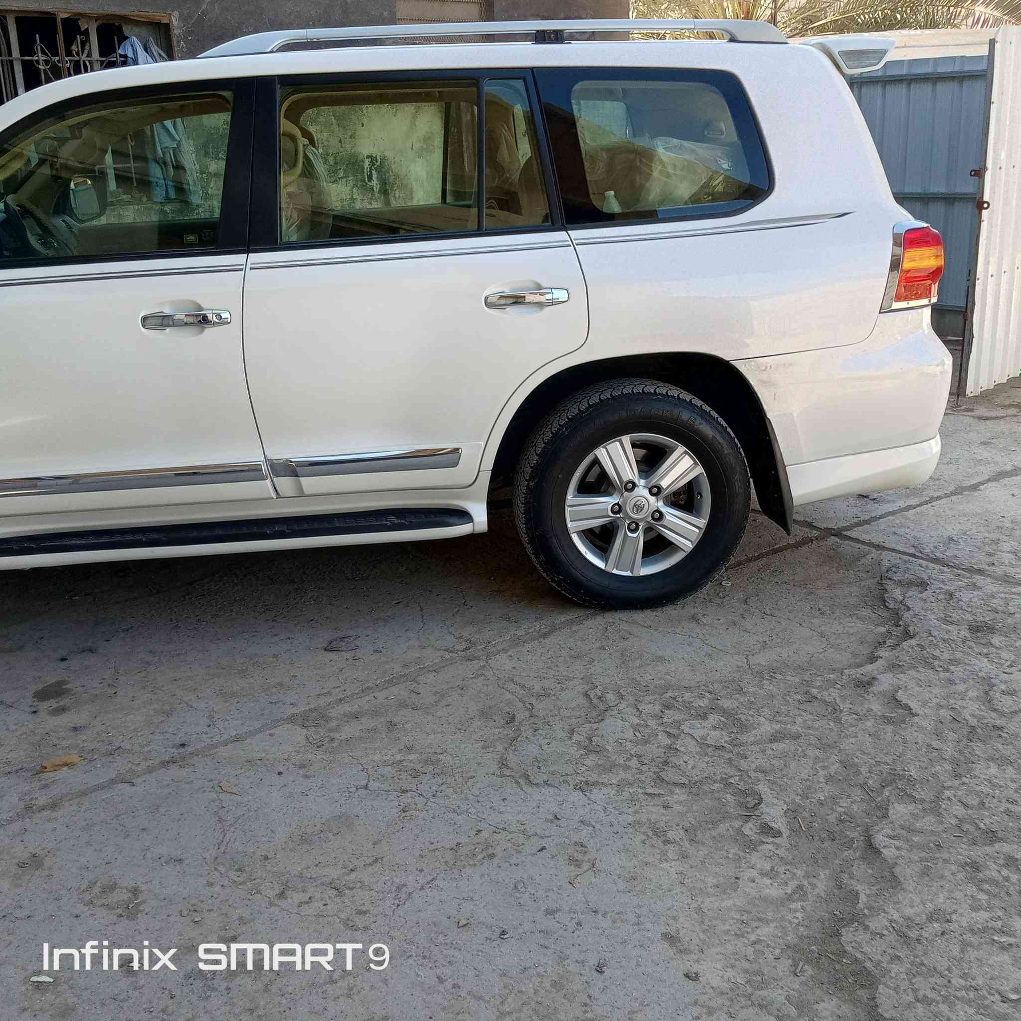 لاندكروزر 12 للبيع فقط رقم بغداد نكليزي بسمي تحويل ثاني يوم محرك 6سلندر فور ويل كرسي كهربائي كشنات جلد داخل صاج ملكي تركه صاج كامره خلفيه ثلاجه في التجوه تحكمات ستيرن بصمه بيبان لايت زنون بلدي مري قلاب عنده لبك مري شفط عنده القفل ولفتح جام يصعد وينزل عنده القفل سبعه راكب تبريد 3قطع مكينه+كير+صدر مكفول سياره مابيها اي نقص ادامه جديدة بيها صبغ باب السايق فقط وبارد شبر واحد السعر 35الف يعني 3شدات ونصف مكان السياره بغداد حي الجوادين رقم الهاتف ***********
