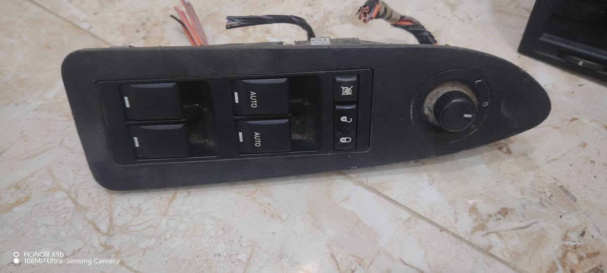 سلام عليكم 
للبيع تحكم جام مال اوباما 2007 مال گصه
مال السايق ومال الصدر ب45الف
شبابيك تبريد اوباما تخم مال گصه ب50 الف
الچوك مال لايت اوباما ب15 الف 
مكاني نجف مشخاب ***********
