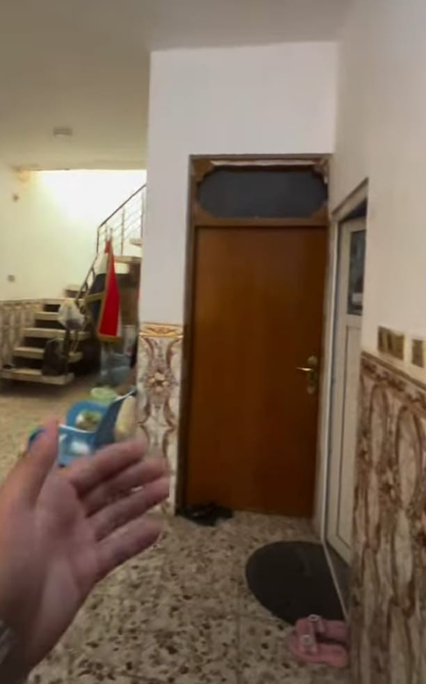 بيت للبيع حي السواق المساحه 200 م ركن شارع 15م خلف شارع الزهور طابقين يحتوي على 6 غرف نوم واستقبال ومطبخ وصاله وصحيات البيت جديد بناء سنة 2018 السعر 700 مليون مع المجال 
***********
حسين الرماحي
