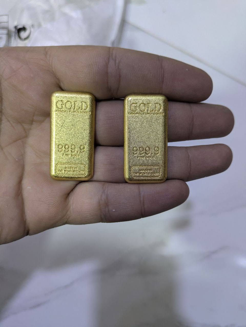 طلعتنا قطعتين سبائك بهل شكل مكتوب عليه دهب و 999.9 دني فقط ديكور اليفيدة يدفعلنا بي سعر وياخدهن


**إذا كنت صاحب هذا الإعلان وتريد حذفه لأي سبب، رجاءا أرسل رسالة إلى الدعم الفني**